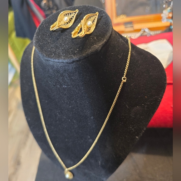 Sarah Coventry Dainty Necklace and Earrings Set - Picture 5 of 7